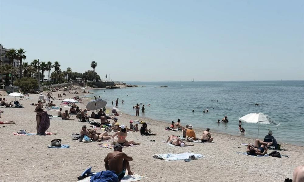 «Γέμισαν» οι παραλίες της Αθήνας με λουόμενους (εικόνες)